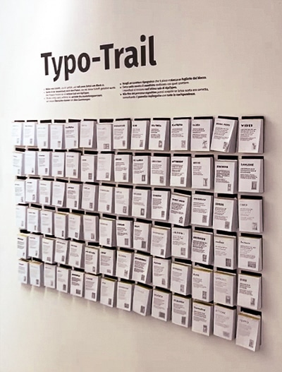 Typo-Trail-Wand mit Schriftkarten in der Ausstellung AlpiTypes