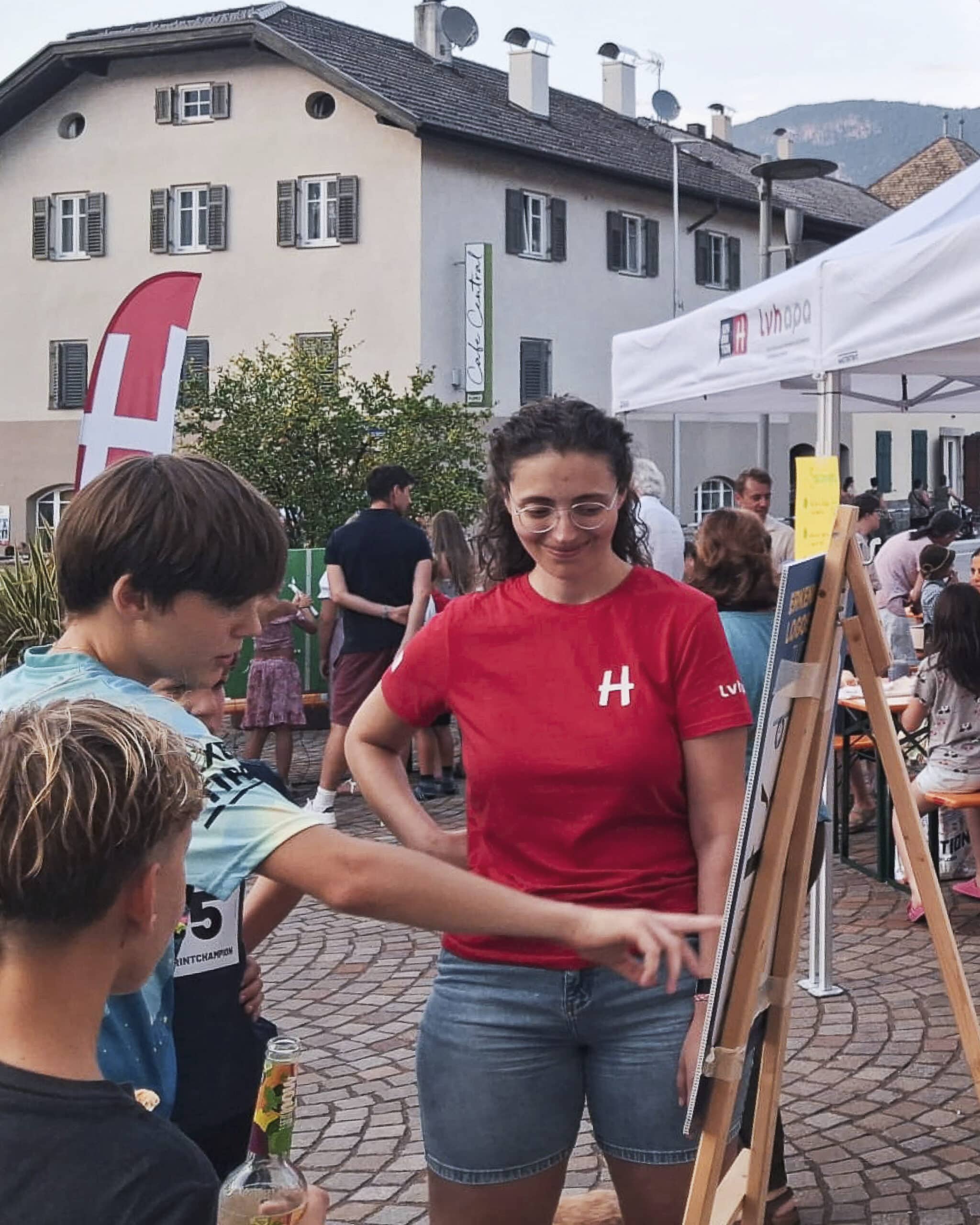 Kinder raten Logos am Stand von Alpintype beim Langen Dienstag in Auer