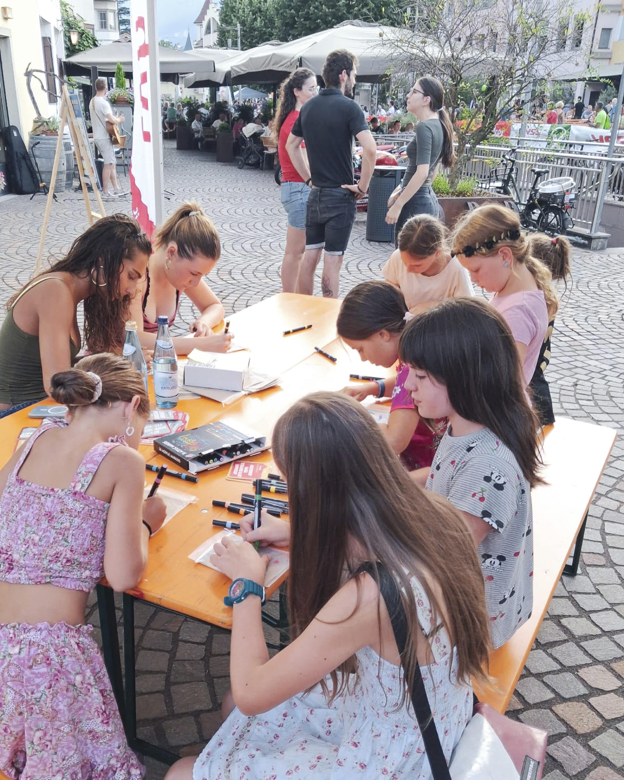 Kinder malen am Tisch beim Langen Dienstag in Auer