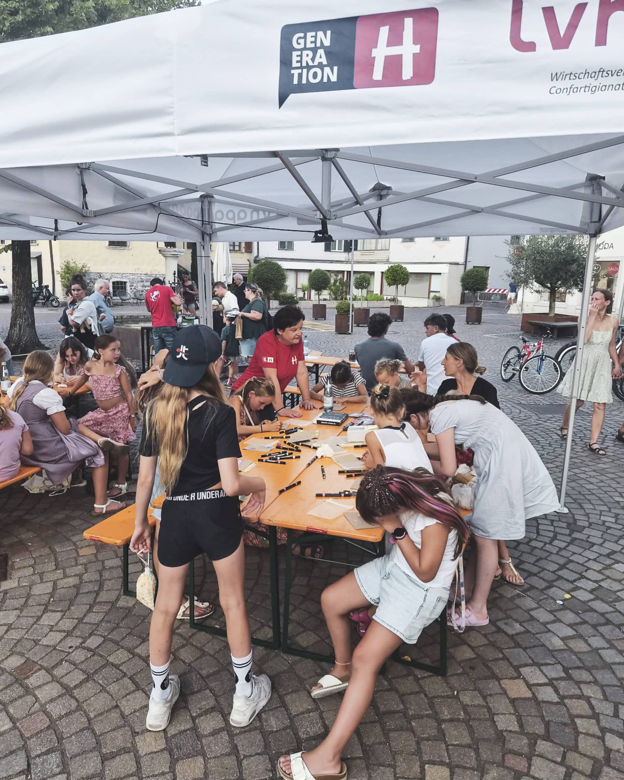 Kinder malen und basteln am Stand beim Langen Dienstag in Auer