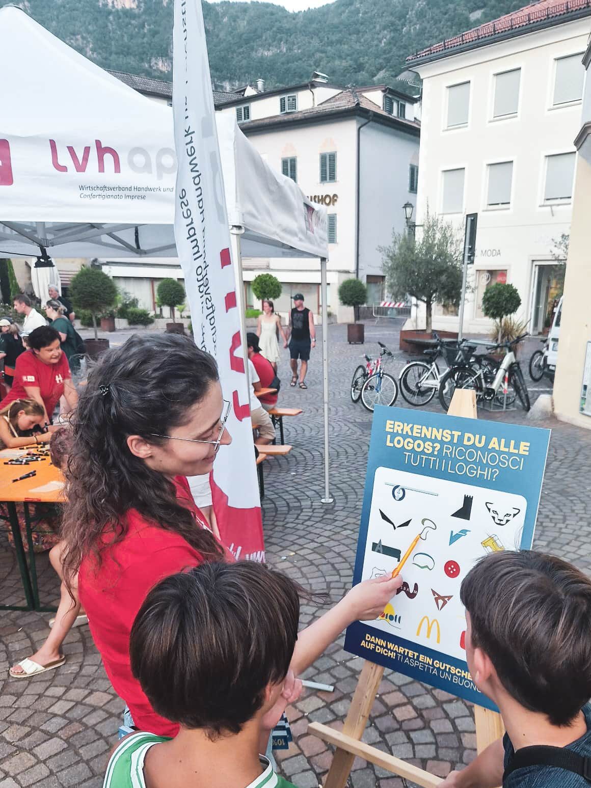 Logo-Raten mit Kindern am Stand von Alpintype beim Langen Dienstag in Auer