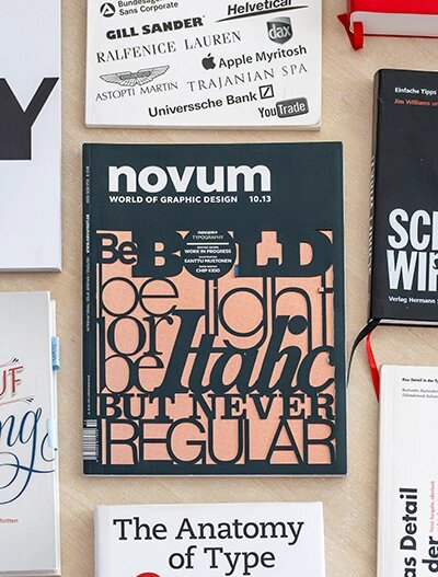 Typografie-Bücher und Magazine auf einem Tisch